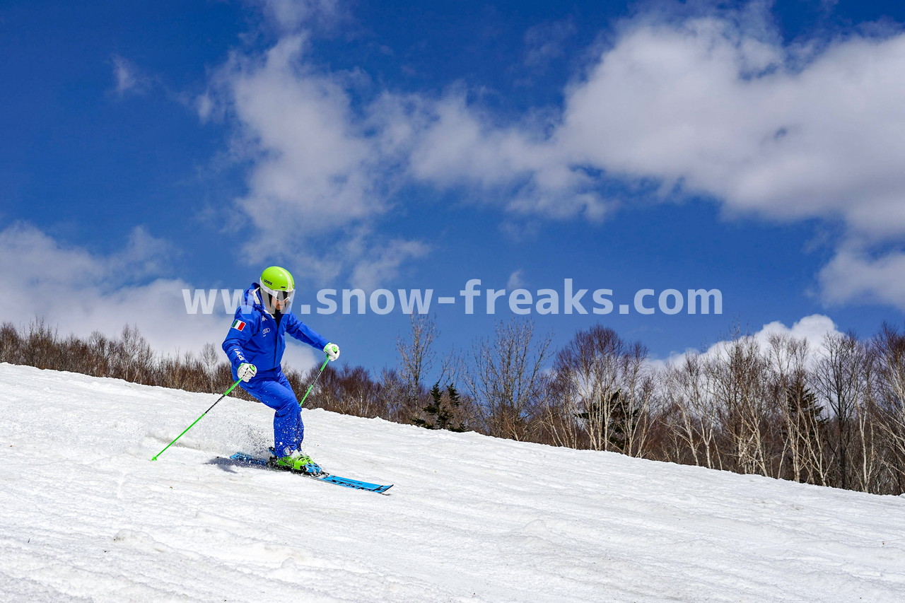 札幌国際スキー場 Mt.石井スポーツ ISHII SKI ACADEMY 校長・斉藤人之さんによる『斉藤塾』開講。本日のテーマは、「春雪！コブからスキーのたわみを楽しむ！！」(^^)v